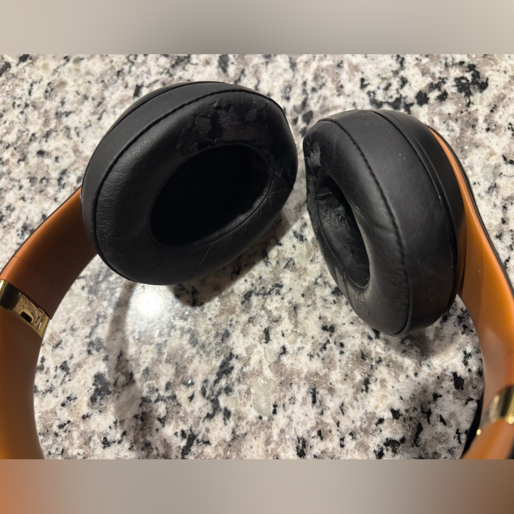 Beats Studio3 Wireless Headphones - Black and Gold - Picture 6 of 6